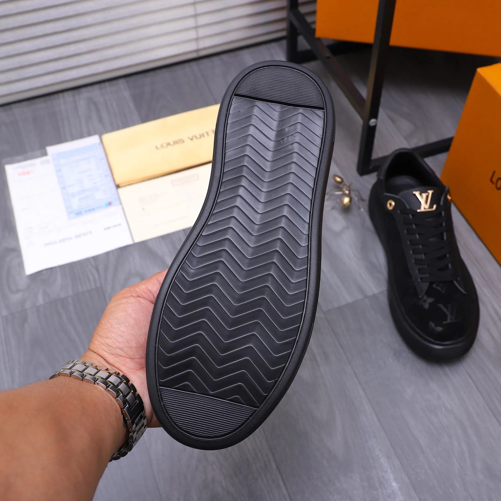 Men's shoes 💰442 Product trademark: LV [Louis Vuitton] Casual shoes True size. Size: 38-44 Product materials: Selected embossed frosted cowhide upper, sheepskin lining, cowhide insole, rubber outsole